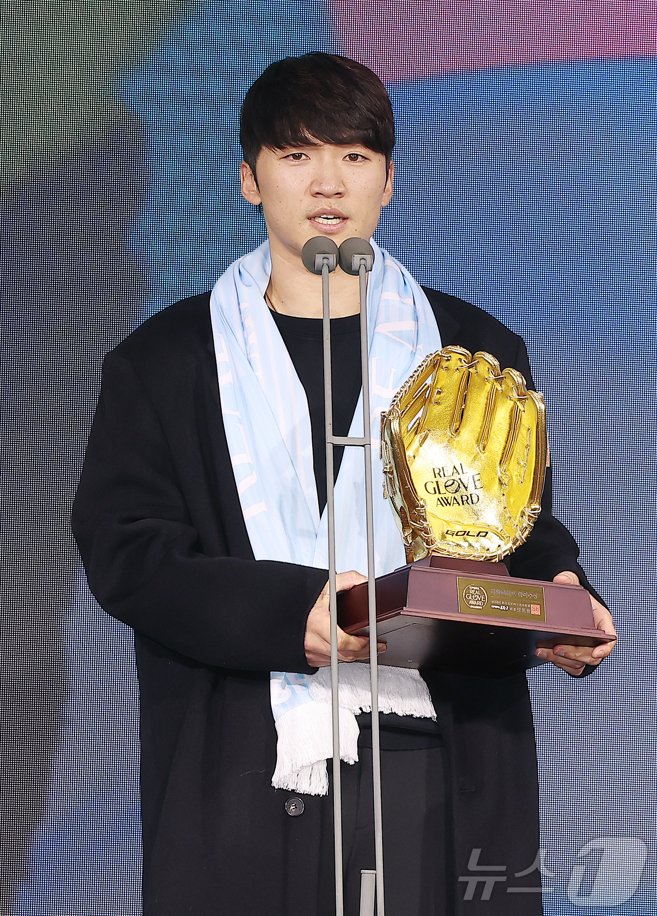 (서울=뉴스1) 김진환 기자 = LG 트윈스 박해민이 1일 서울 광진구 그랜드 워커힐 호텔에서 열린 한국프로야구선수협회 '2025 컴투스프로야구 리얼글러브 어워드'에서 외야수상을 …