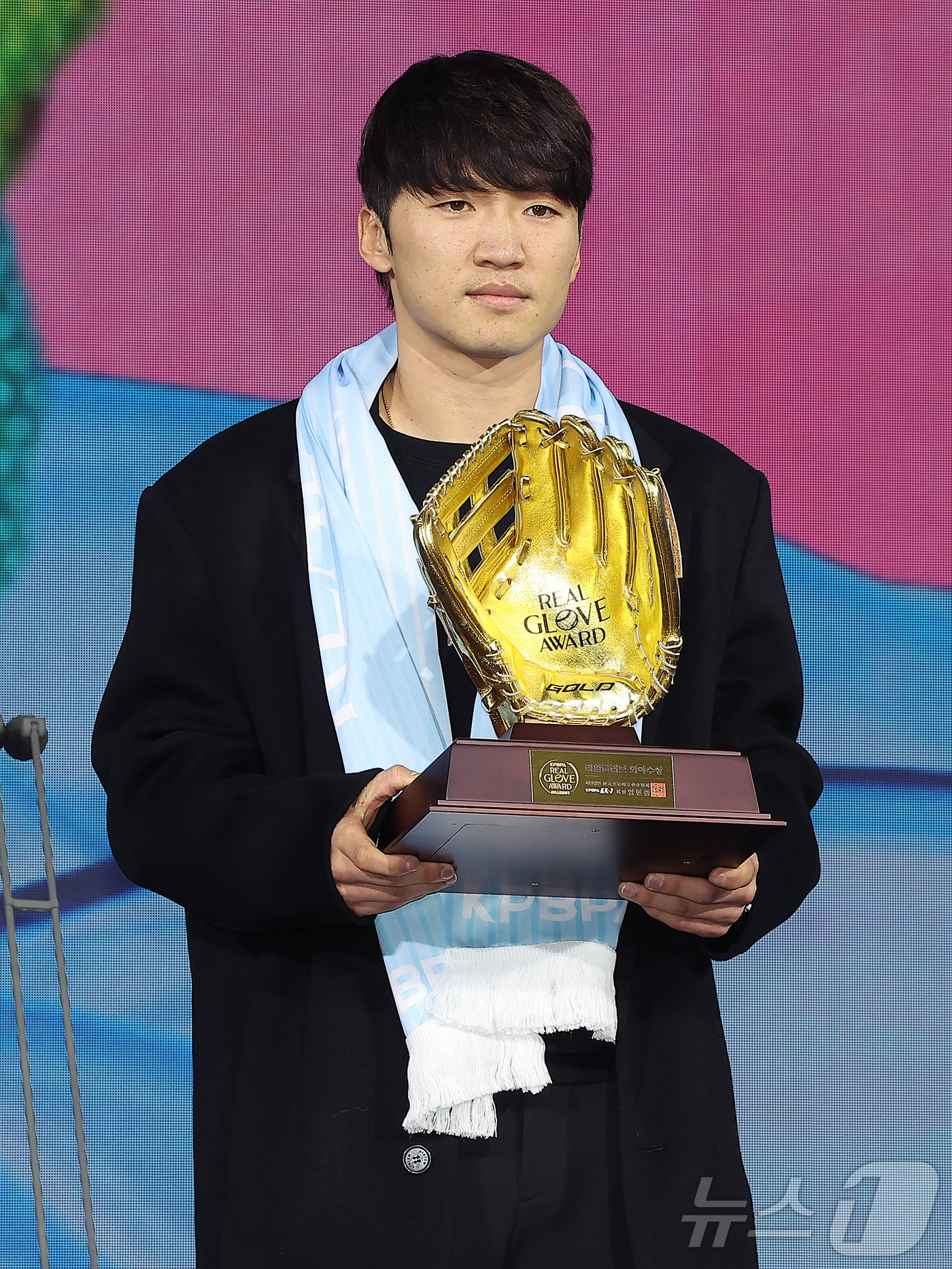 (서울=뉴스1) 김진환 기자 = LG 트윈스 박해민이 1일 서울 광진구 그랜드 워커힐 호텔에서 열린 한국프로야구선수협회 '2025 컴투스프로야구 리얼글러브 어워드'에서 외야수상을 …