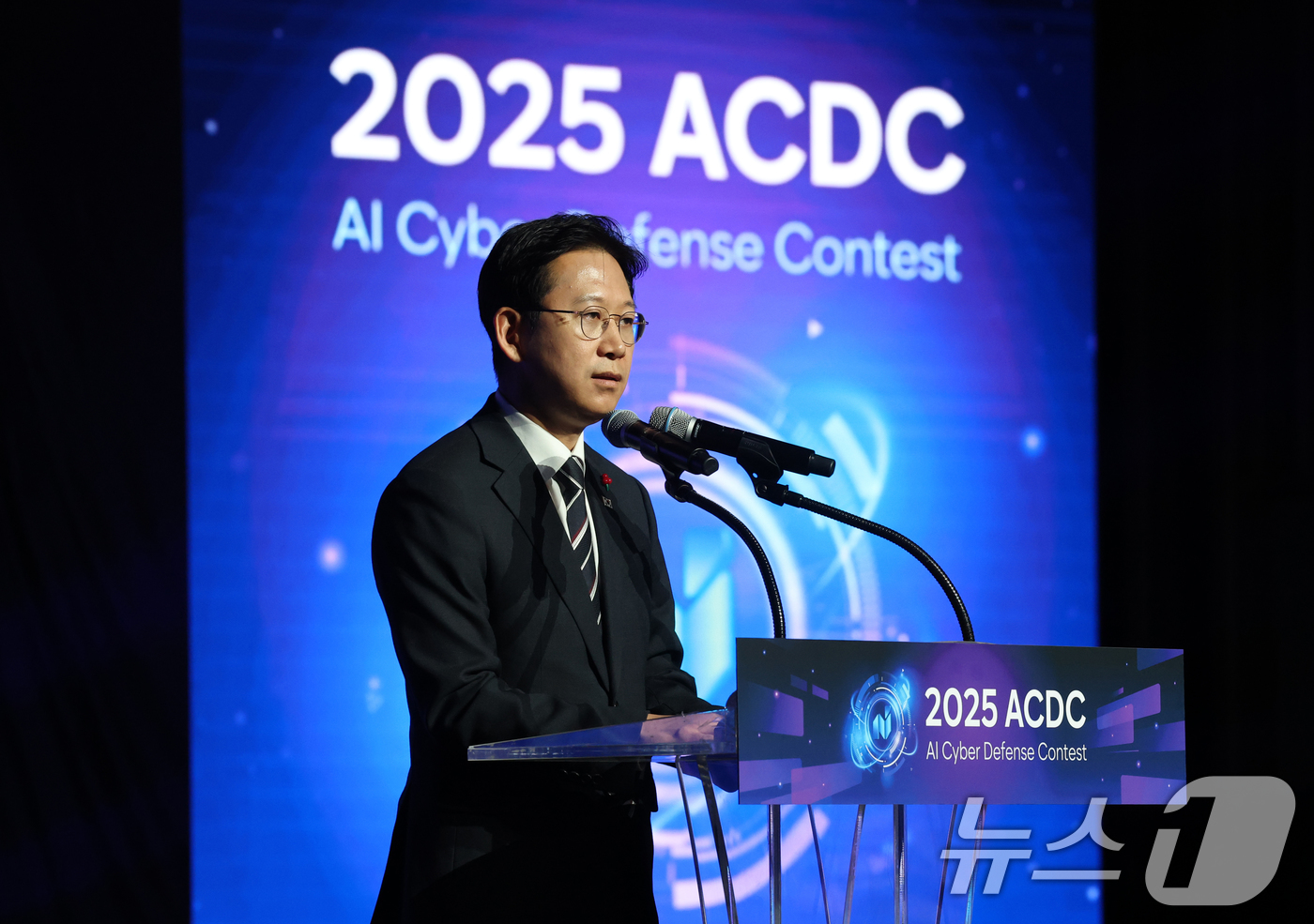(서울=뉴스1) 김영운 기자 = 배경훈 부총리 겸 과학기술정보통신부 장관이 1일 서울 강남구 코엑스에서 열린 2025 AI 해킹방어 대회(ACDC) 개회식에서 격려사를 하고 있다. …