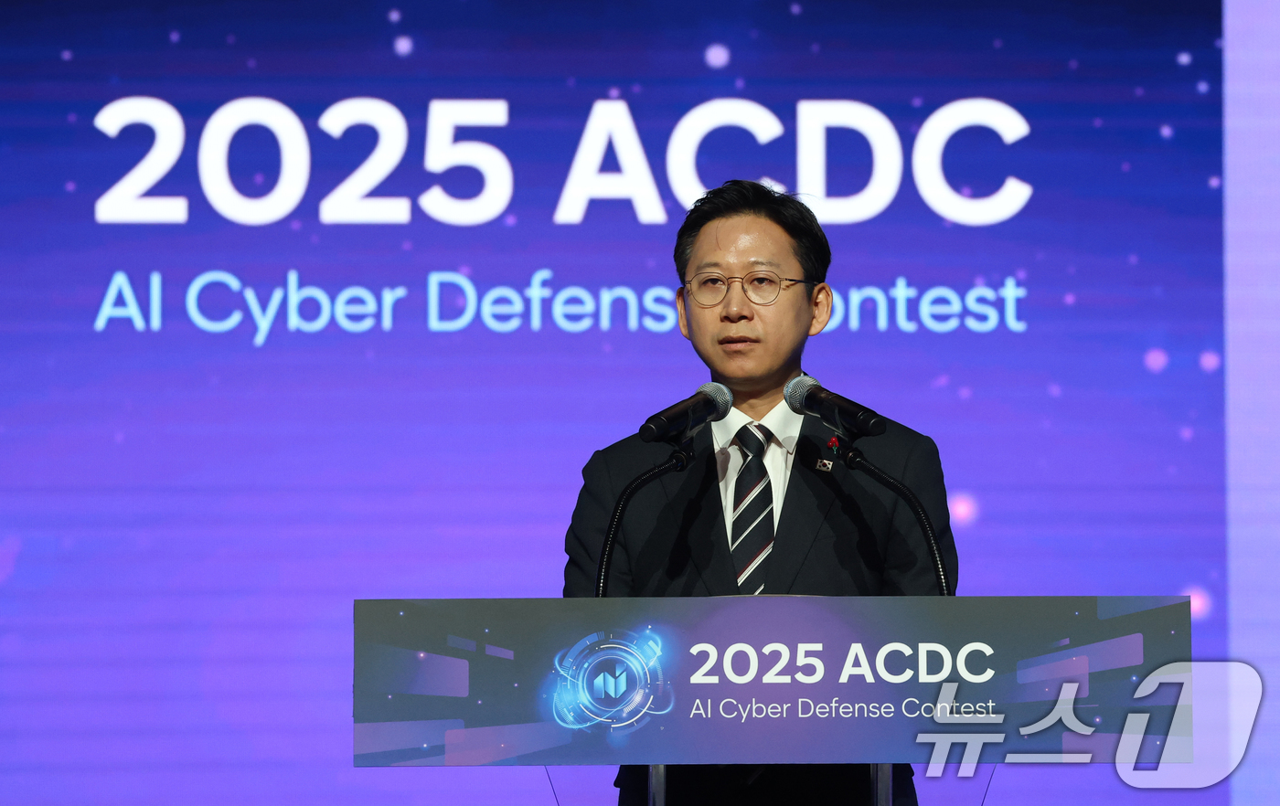 (서울=뉴스1) 김영운 기자 = 배경훈 부총리 겸 과학기술정보통신부 장관이 1일 서울 강남구 코엑스에서 열린 2025 AI 해킹방어 대회(ACDC) 개회식에서 격려사를 하고 있다. …