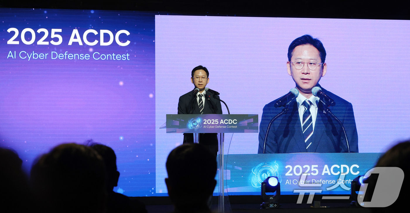 (서울=뉴스1) 김영운 기자 = 배경훈 부총리 겸 과학기술정보통신부 장관이 1일 서울 강남구 코엑스에서 열린 2025 AI 해킹방어 대회(ACDC) 개회식에서 격려사를 하고 있다. …