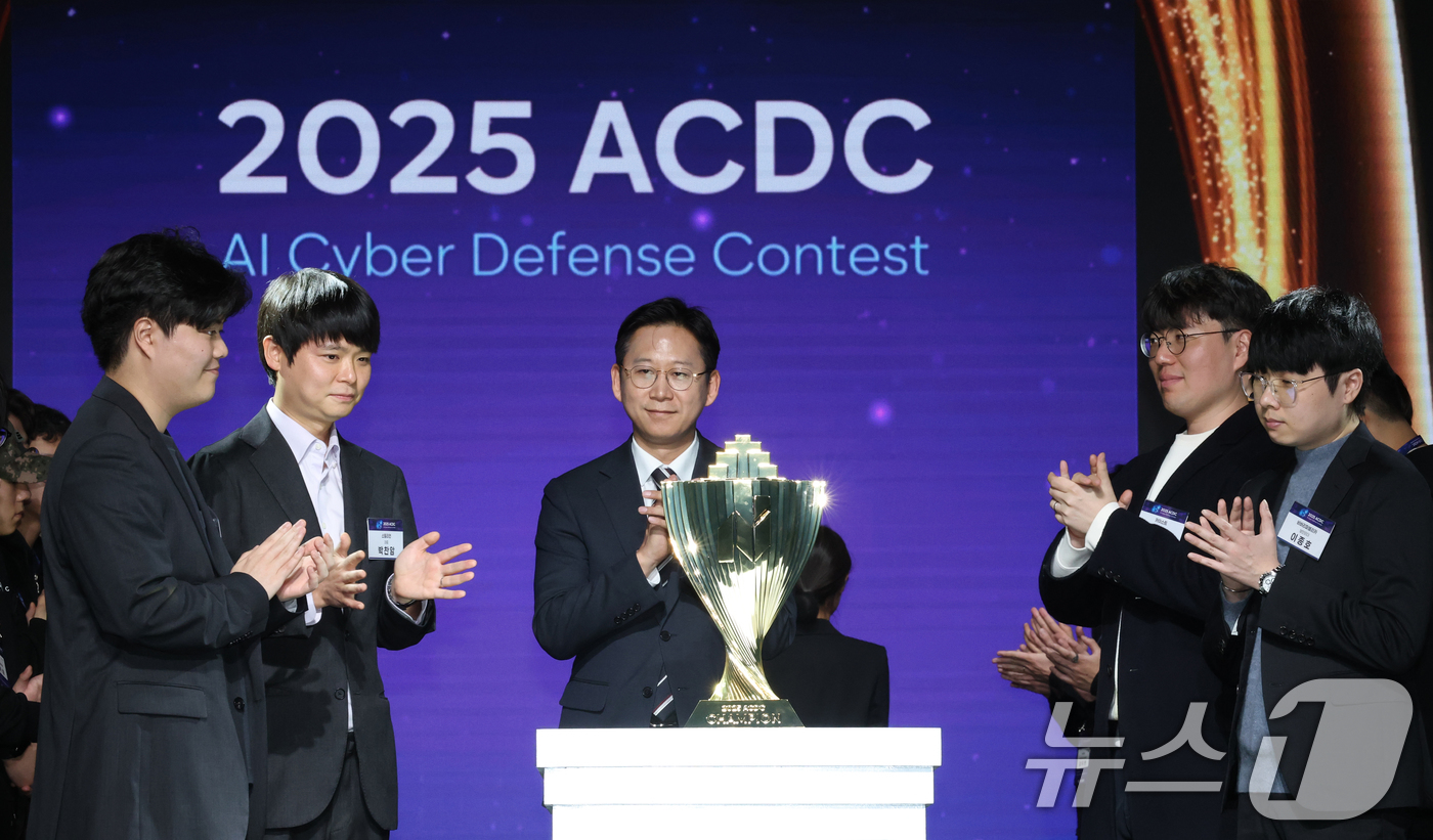 (서울=뉴스1) 김영운 기자 = 배경훈 부총리 겸 과학기술정보통신부 장관이 1일 서울 강남구 코엑스에서 열린 2025 AI 해킹방어 대회(ACDC) 개회식에서 참가자들과 함께 세리 …