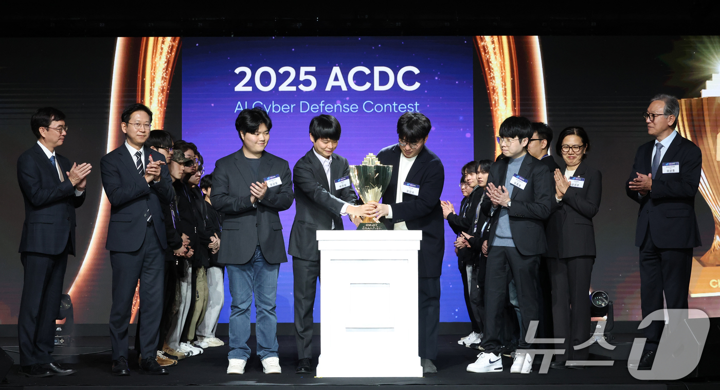 (서울=뉴스1) 김영운 기자 = 배경훈 부총리 겸 과학기술정보통신부 장관이 1일 서울 강남구 코엑스에서 열린 2025 AI 해킹방어 대회(ACDC) 개회식에서 참가자들과 함께 세리 …