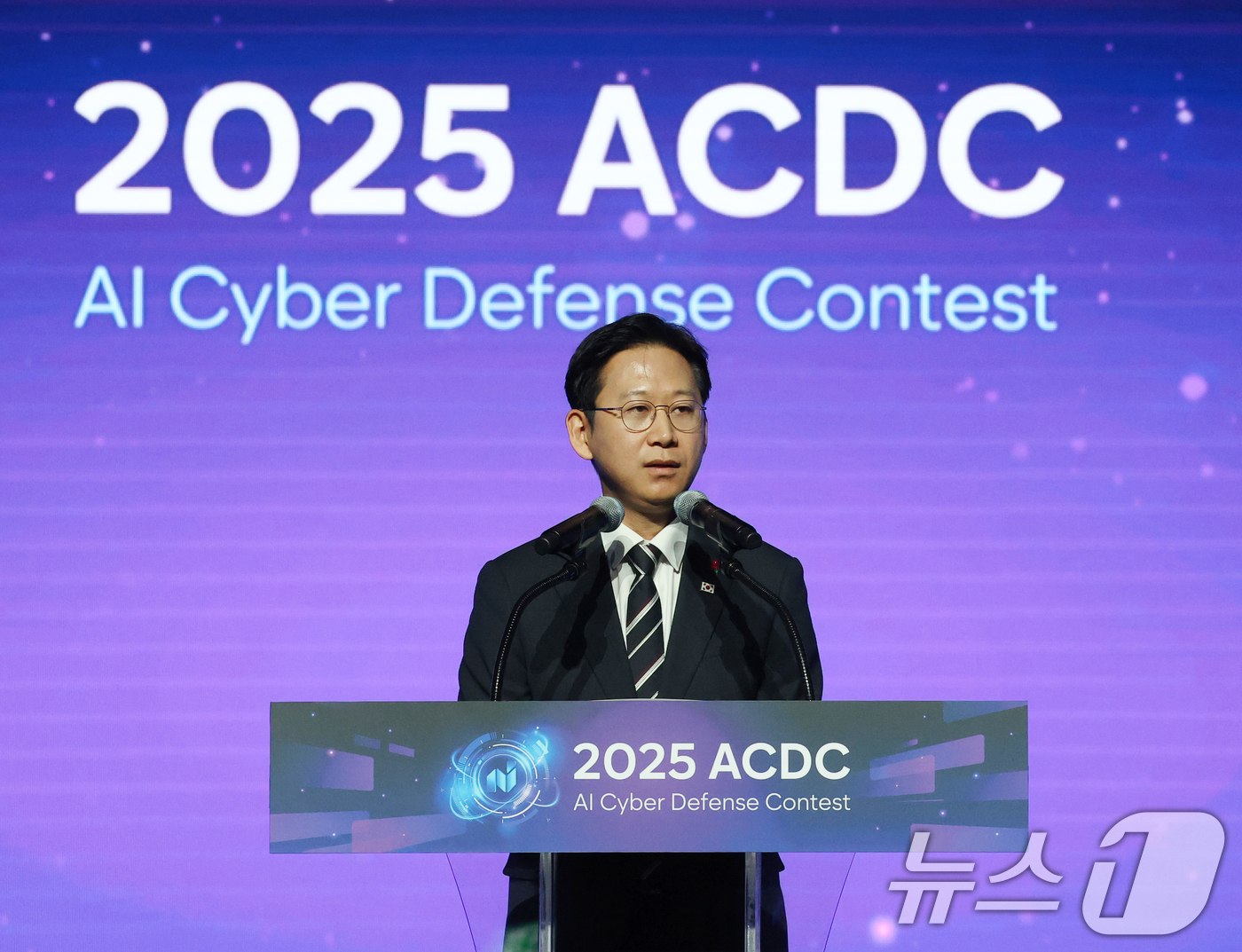 (서울=뉴스1) 김영운 기자 = 배경훈 부총리 겸 과학기술정보통신부 장관이 1일 서울 강남구 코엑스에서 열린 2025 AI 해킹방어 대회(ACDC) 개회식에서 격려사를 하고 있다. …