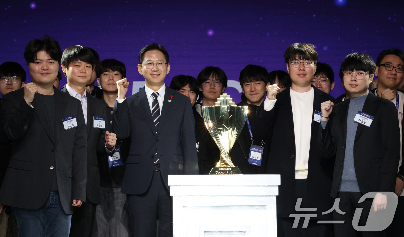 (서울=뉴스1) 김영운 기자 = 배경훈 부총리 겸 과학기술정보통신부 장관이 1일 서울 강남구 코엑스에서 열린 2025 AI 해킹방어 대회(ACDC) 개회식에서 참가자들과 함께 세리 …
