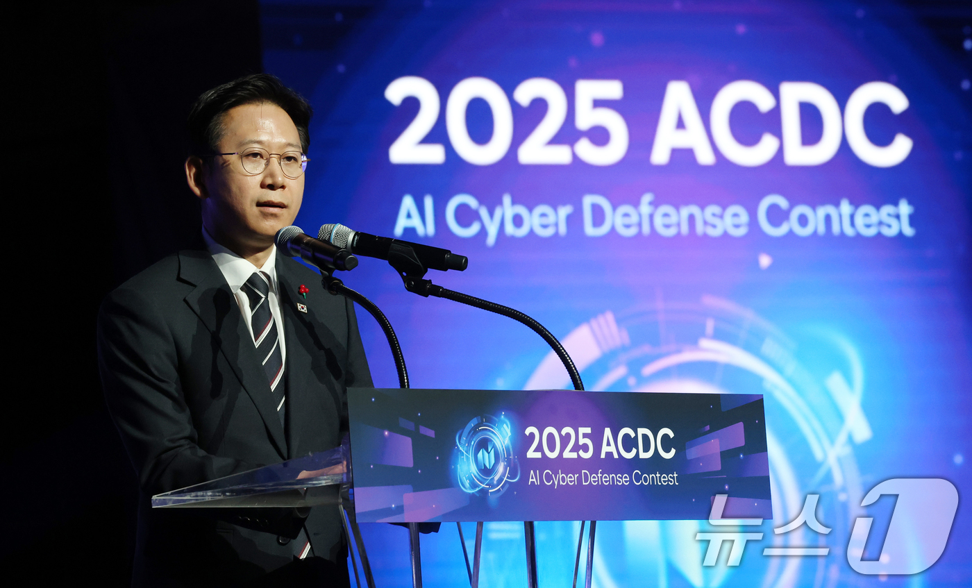 (서울=뉴스1) 김영운 기자 = 배경훈 부총리 겸 과학기술정보통신부 장관이 1일 서울 강남구 코엑스에서 열린 2025 AI 해킹방어 대회(ACDC) 개회식에서 격려사를 하고 있다. …
