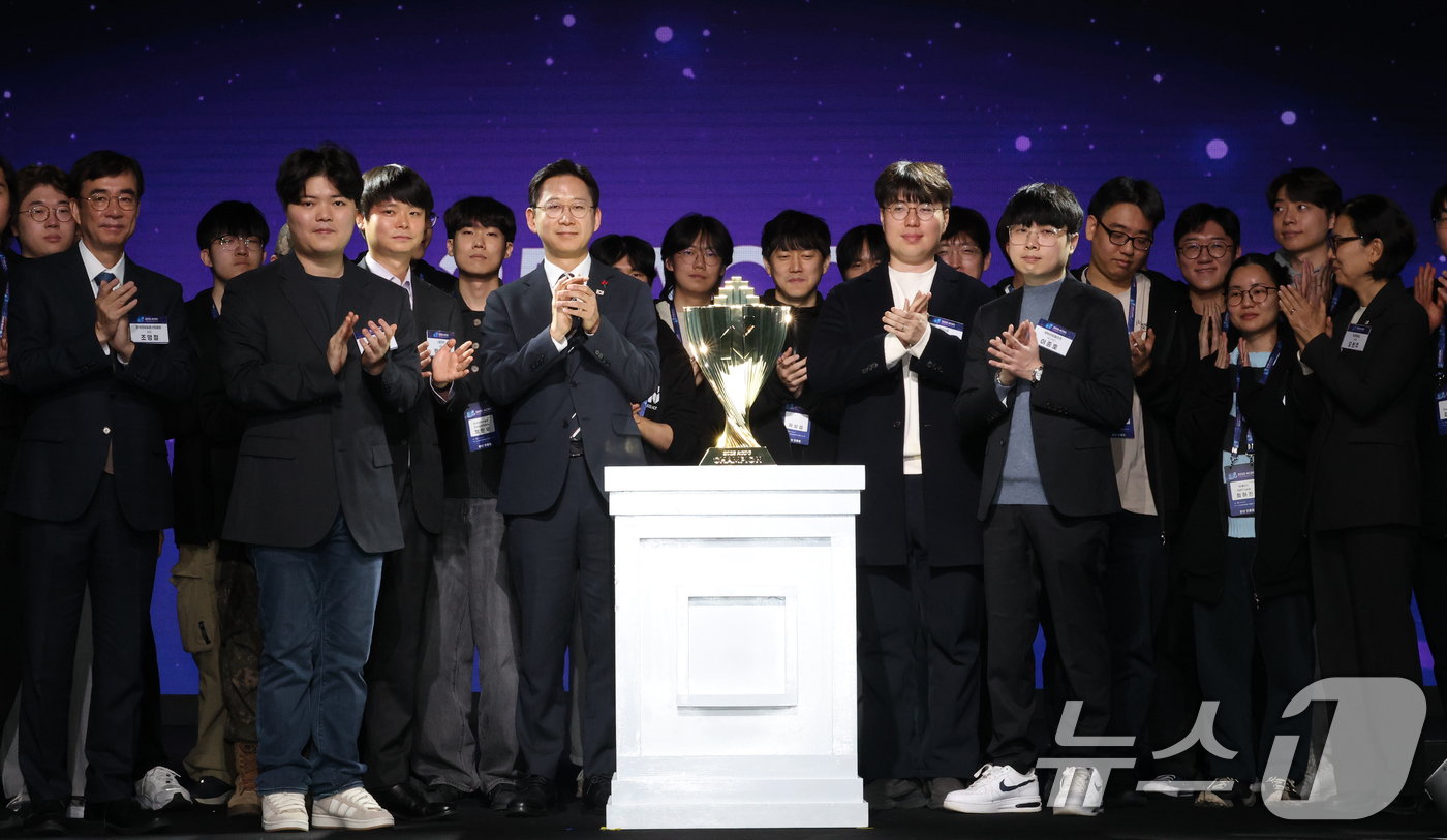 (서울=뉴스1) 김영운 기자 = 배경훈 부총리 겸 과학기술정보통신부 장관이 1일 서울 강남구 코엑스에서 열린 2025 AI 해킹방어 대회(ACDC) 개회식에서 참가자들과 함께 세리 …