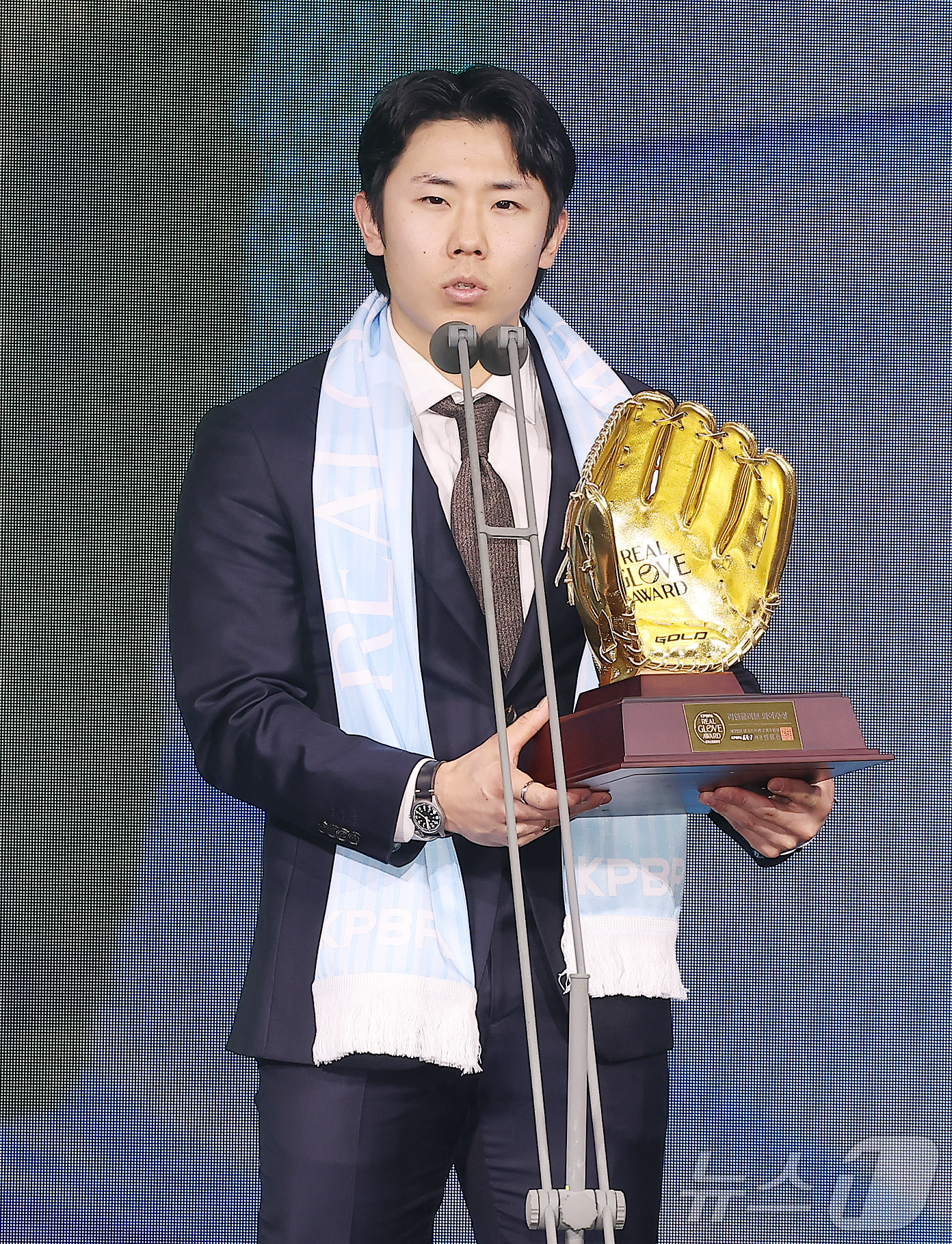 (서울=뉴스1) 김진환 기자 = 삼성 라이온즈 김성윤이 1일 서울 광진구 그랜드 워커힐 호텔에서 열린 한국프로야구선수협회 '2025 컴투스프로야구 리얼글러브 어워드'에서 외야수상을 …