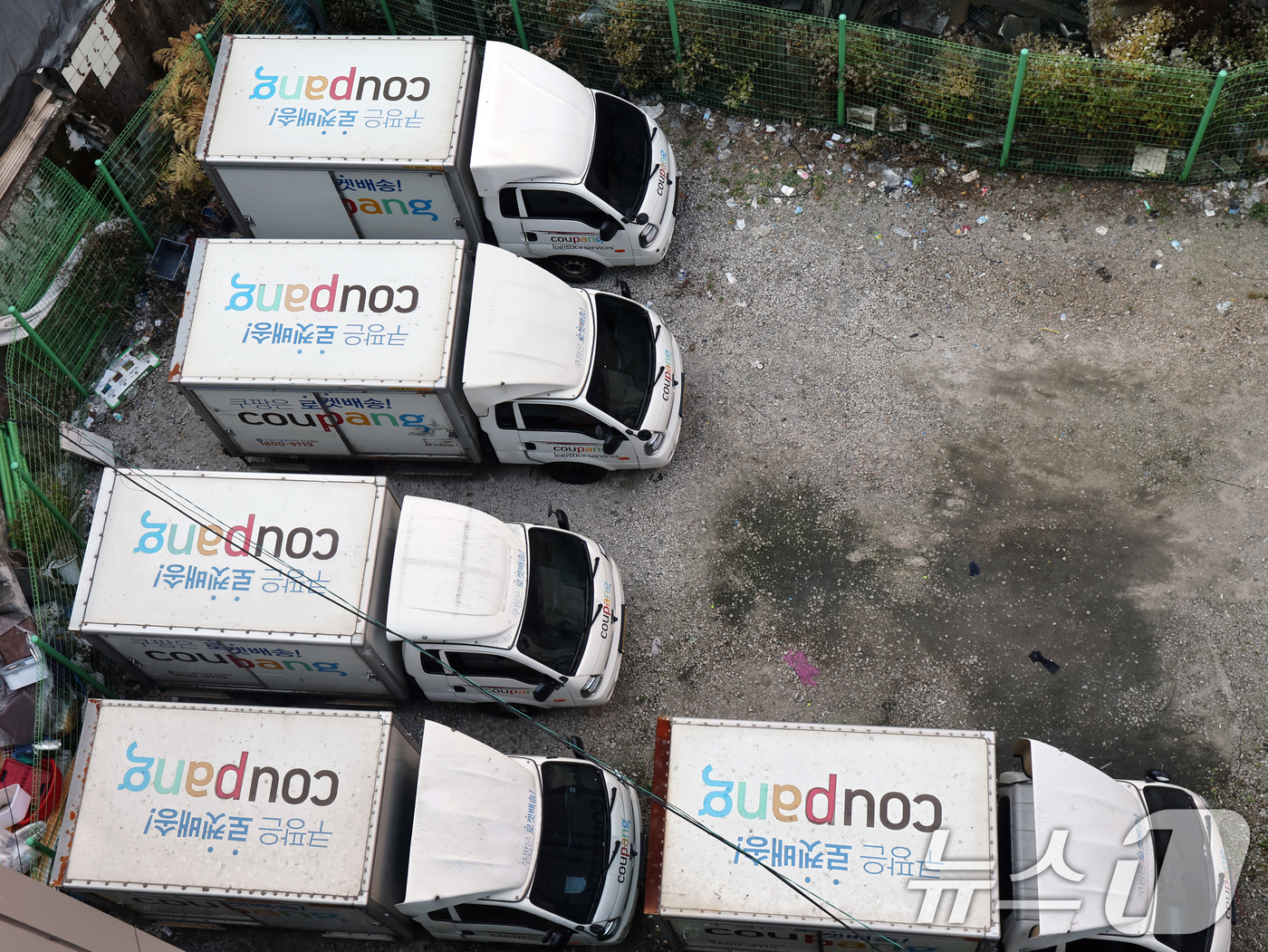 (서울=뉴스1) 황기선 기자 = 1일 서울 시내의 주차장에 쿠팡 배송트럭이 주차돼 있다.국내 최대 이커머스 업체 쿠팡에서 3370만개의 고객 계정 정보가 유출된 사건이 발생했다.노 …