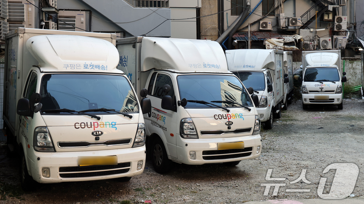 (서울=뉴스1) 황기선 기자 = 1일 서울 시내의 주차장에 쿠팡 배송트럭이 주차돼 있다.국내 최대 이커머스 업체 쿠팡에서 3370만개의 고객 계정 정보가 유출된 사건이 발생했다.노 …