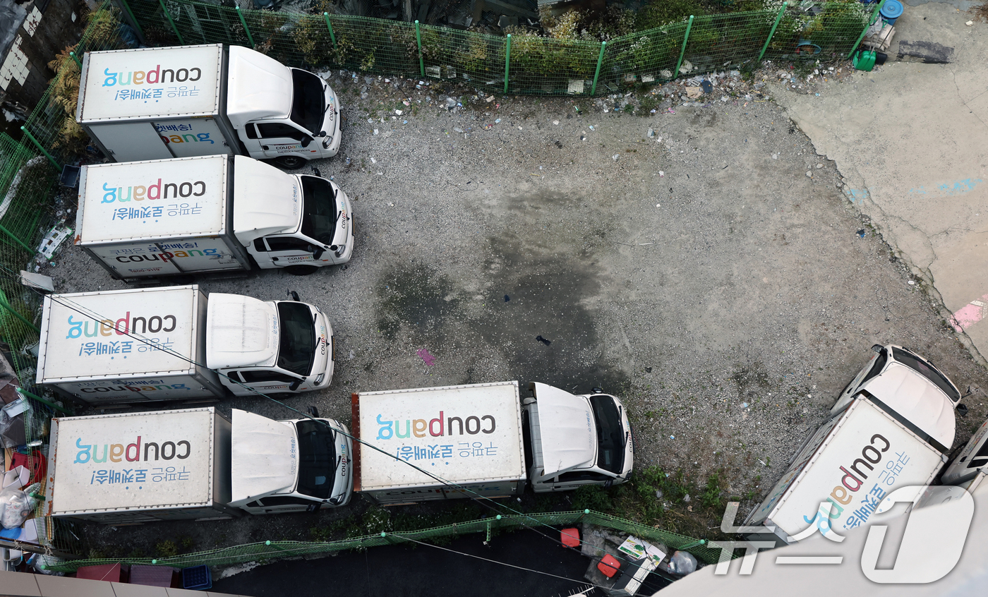 (서울=뉴스1) 황기선 기자 = 1일 서울 시내의 주차장에 쿠팡 배송트럭이 주차돼 있다.국내 최대 이커머스 업체 쿠팡에서 3370만개의 고객 계정 정보가 유출된 사건이 발생했다.노 …