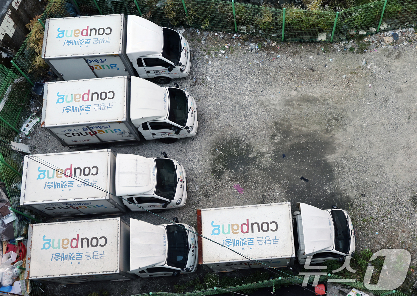 (서울=뉴스1) 황기선 기자 = 1일 서울 시내의 주차장에 쿠팡 배송트럭이 주차돼 있다.국내 최대 이커머스 업체 쿠팡에서 3370만개의 고객 계정 정보가 유출된 사건이 발생했다.노 …