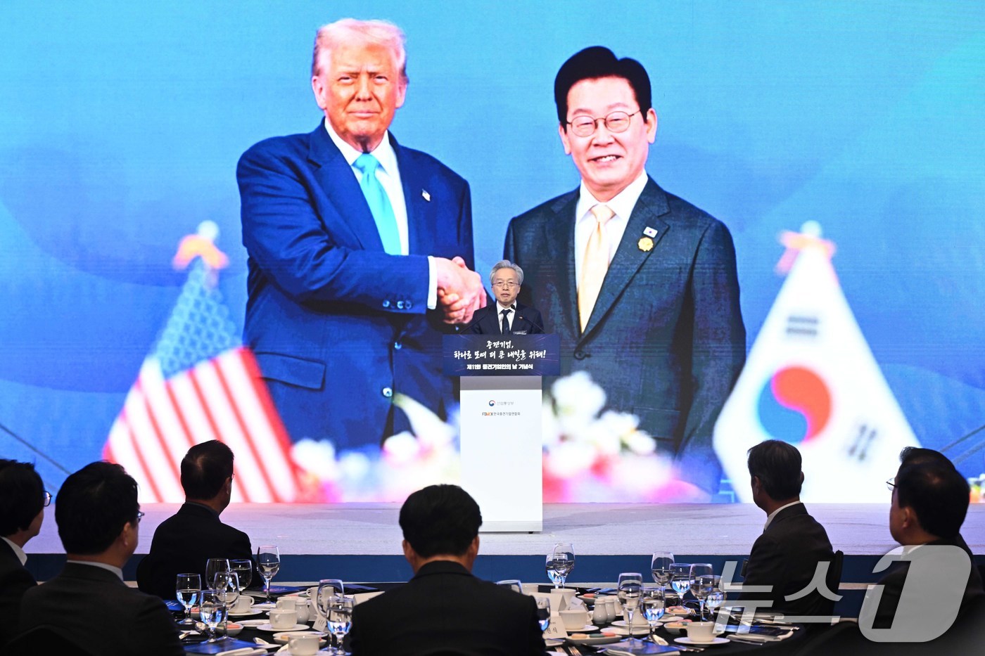 (서울=뉴스1) 청사사진기자단 = 최진식 한국중견기업연합회 회장이 1일 오전 중구 롯데호텔에서 열린 제11회 중견기업인의 날 기념식에서 개회사를 하고 있다.  2025.12.1/뉴 …