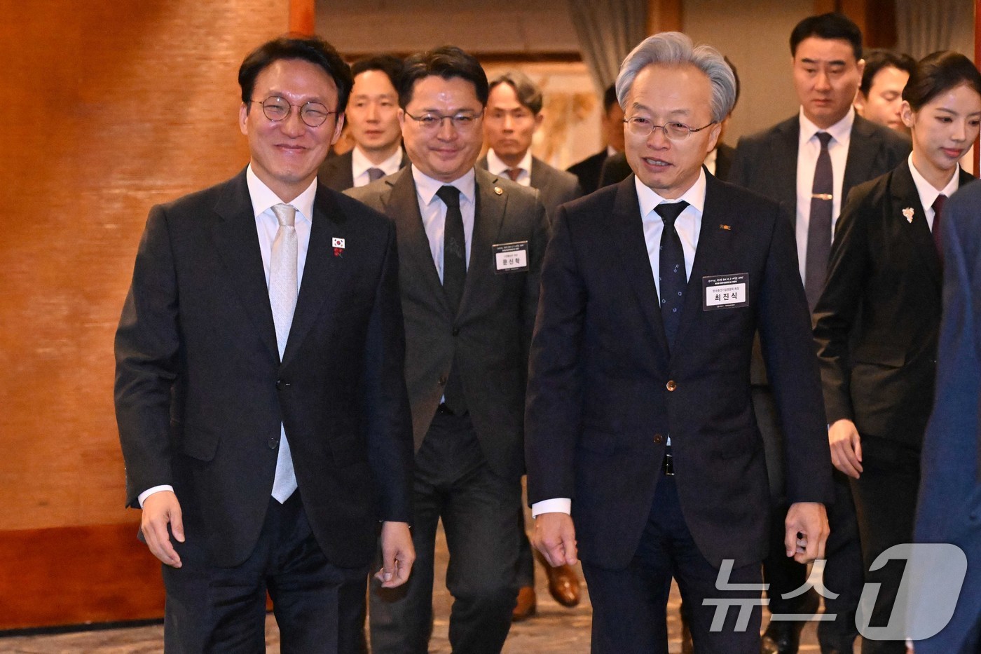 (서울=뉴스1) 청사사진기자단 = 김민석 국무총리와 최진식 한국중견기업연합회 회장을 비롯한 내빈들이 1일 오전 중구 롯데호텔에서 열린 제11회 중견기업인의 날 기념식에 참석하기 위 …