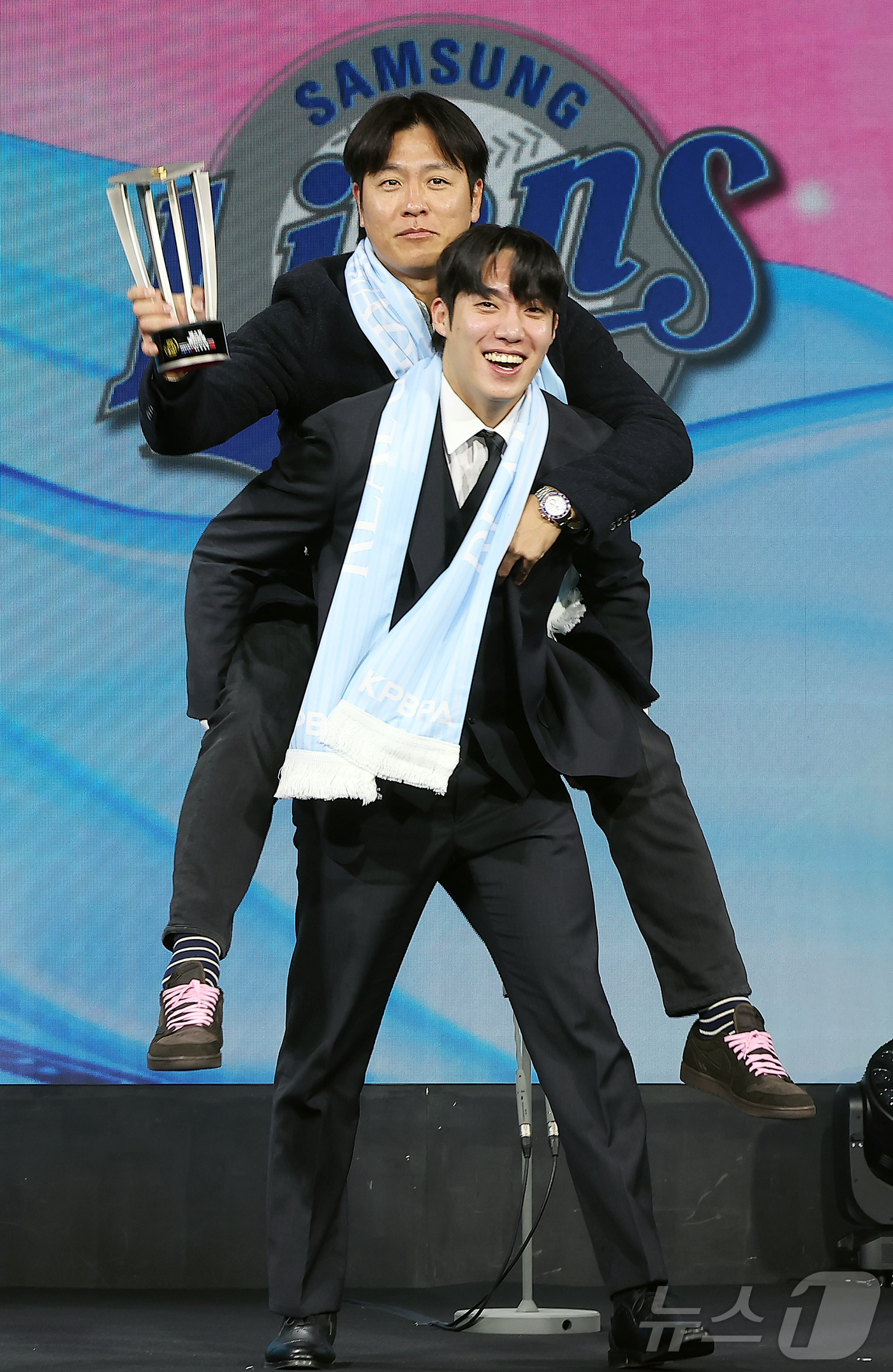 (서울=뉴스1) 김진환 기자 = 삼성 라이온즈 강민호와 원태인이 1일 서울 광진구 그랜드 워커힐 호텔에서 열린 한국프로야구선수협회 '2025 컴투스프로야구 리얼글러브 어워드'에서 …