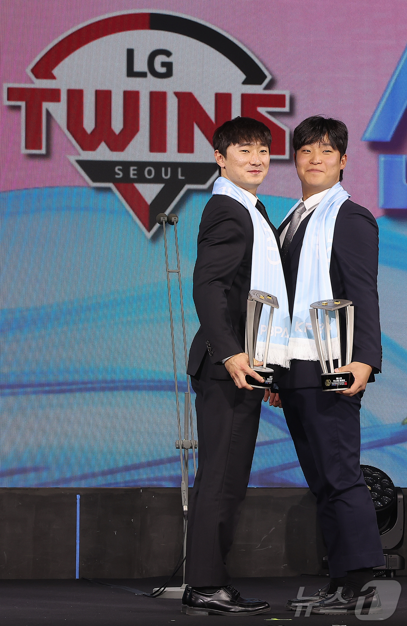 (서울=뉴스1) 김진환 기자 = LG 트윈스 신민재와 박관우(오지환 대리수상)가 1일 서울 광진구 그랜드 워커힐 호텔에서 열린 한국프로야구선수협회 '2025 컴투스프로야구 리얼글러 …