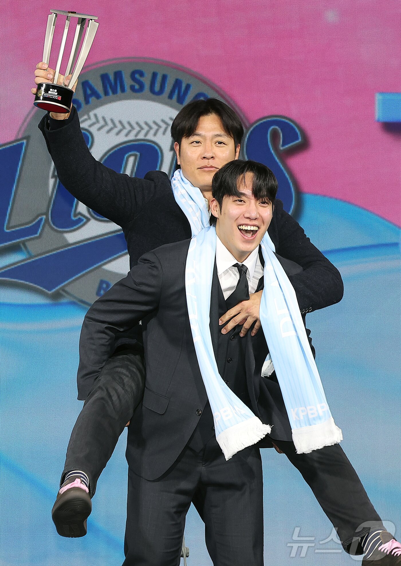 본문 이미지 - 삼성 라이온즈 강민호와 원태인이 1일 서울 광진구 그랜드 워커힐 호텔에서 열린 한국프로야구선수협회 &#39;2025 컴투스프로야구 리얼글러브 어워드&#39;에서 베스트 배터리상을 수상한 후 기념 촬영을 하고 있다. 리얼글러브 어워드는 KBO리그 포지션별 최고의 &#39;수비수&#39;를 선정하는 시상식으로 선수들이 직접 투표해 수상자를 가린다. 2025.12.1/뉴스1 ⓒ News1 김진환 기자