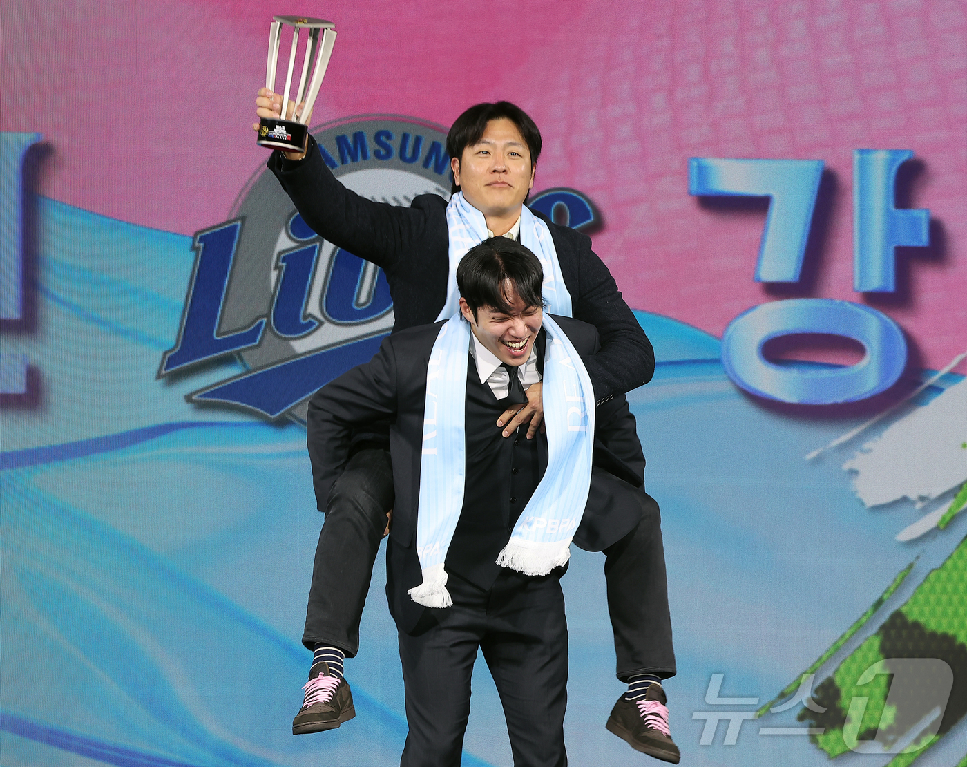 (서울=뉴스1) 김진환 기자 = 삼성 라이온즈 강민호와 원태인이 1일 서울 광진구 그랜드 워커힐 호텔에서 열린 한국프로야구선수협회 '2025 컴투스프로야구 리얼글러브 어워드'에서 …