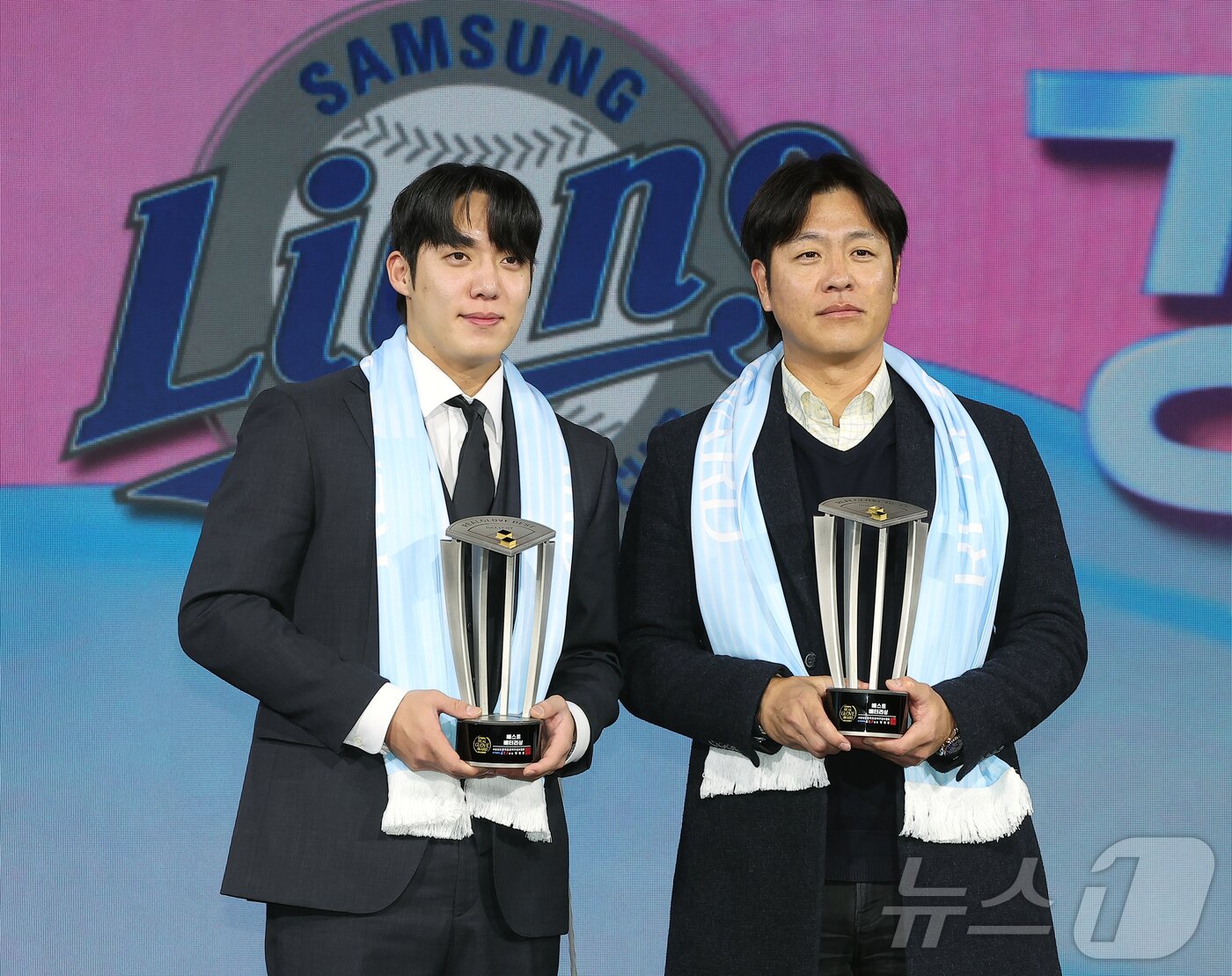 본문 이미지 - 삼성 라이온즈 원태인과 강민호(오른쪽)가 1일 서울 광진구 그랜드 워커힐 호텔에서 열린 한국프로야구선수협회 '2025 컴투스프로야구 리얼글러브 어워드'에서 베스트 배터리상을 수상한 후 기념 촬영을 하고 있다. 리얼글러브 어워드는 KBO리그 포지션별 최고의 '수비수'를 선정하는 시상식으로 선수들이 직접 투표해 수상자를 가린다. 2025.12.1/뉴스1 ⓒ News1 김진환 기자