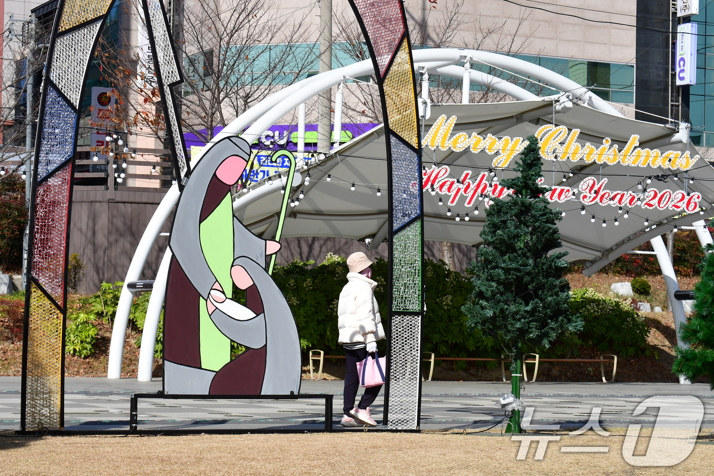 (포항=뉴스1) 최창호 기자 = 1일 경북 포항시 남구 철길 숲에서 한 시민이 성탄절 트리 앞으로 걸어가고 있다. 2025.12.1/뉴스1