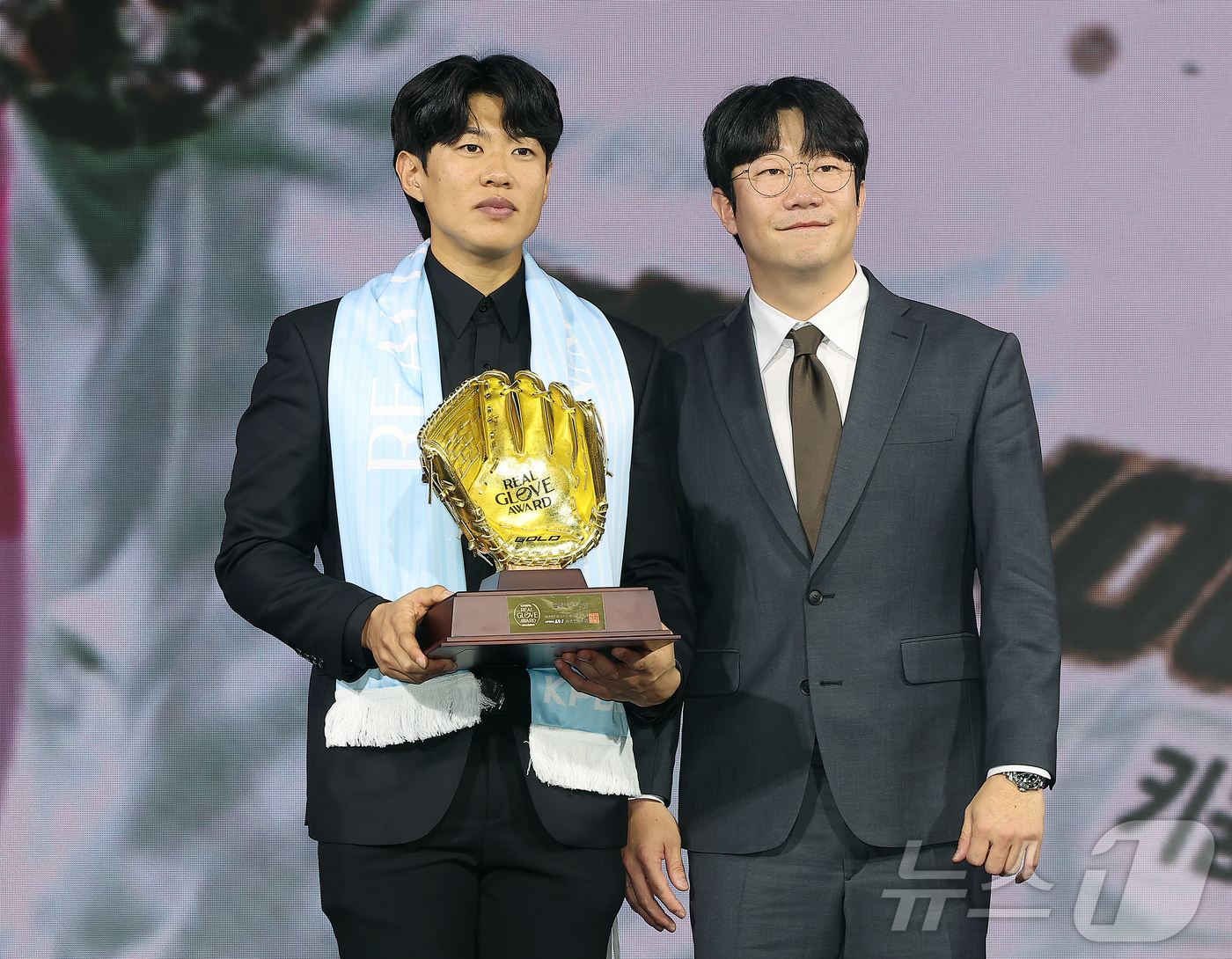 (서울=뉴스1) 김진환 기자 = 키움 히어로즈 송성문이 1일 서울 광진구 그랜드 워커힐 호텔에서 열린 한국프로야구선수협회 '2025 컴투스프로야구 리얼글러브 어워드'에서 올해의 선 …