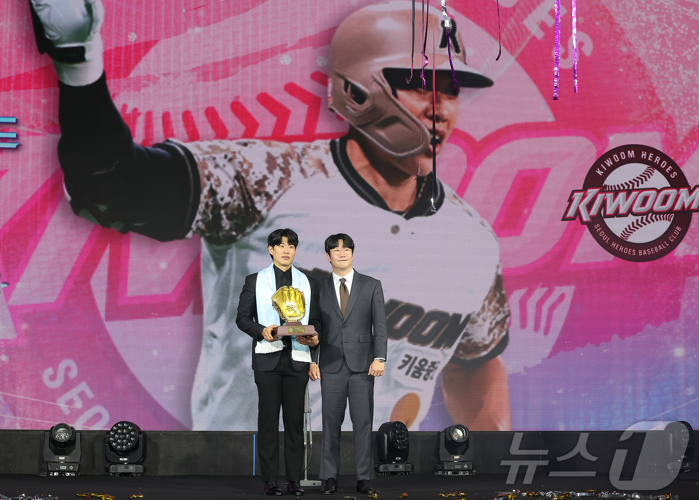 (서울=뉴스1) 김진환 기자 = 키움 히어로즈 송성문이 1일 서울 광진구 그랜드 워커힐 호텔에서 열린 한국프로야구선수협회 '2025 컴투스프로야구 리얼글러브 어워드'에서 올해의 선 …