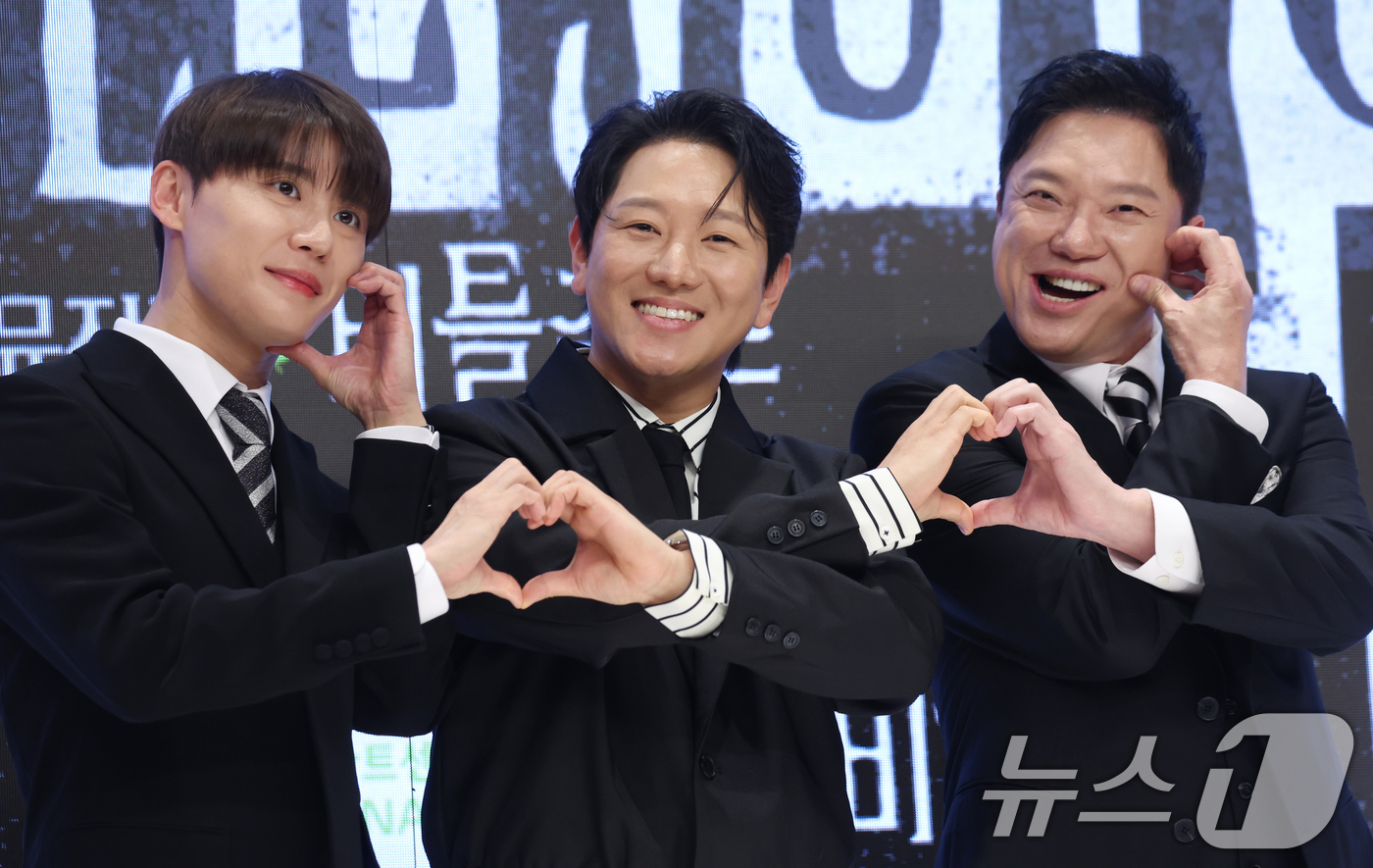 (서울=뉴스1) 김명섭 기자 = 1일 서울 강남구 엘리아나 호텔에서 열린 뮤지컬 비틀쥬스 기자간담회에서 비틀쥬스 역의 김준수, 정원영, 정성화가 포즈를 취하고 있다.  2025.1 …