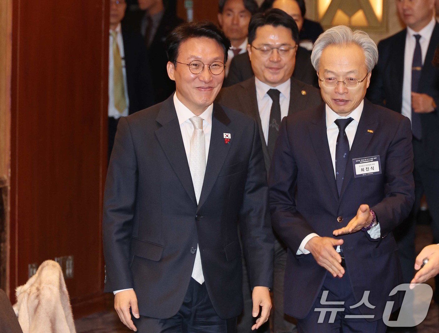 (서울=뉴스1) 청사사진기자단 = 김민석 국무총리와 최진식 한국중견기업연합회(중견련) 회장이 1일 오전 서울 중구 소공동 롯데호텔에서 열린 제11회 중견기업인의 날 기념식에 참석하 …