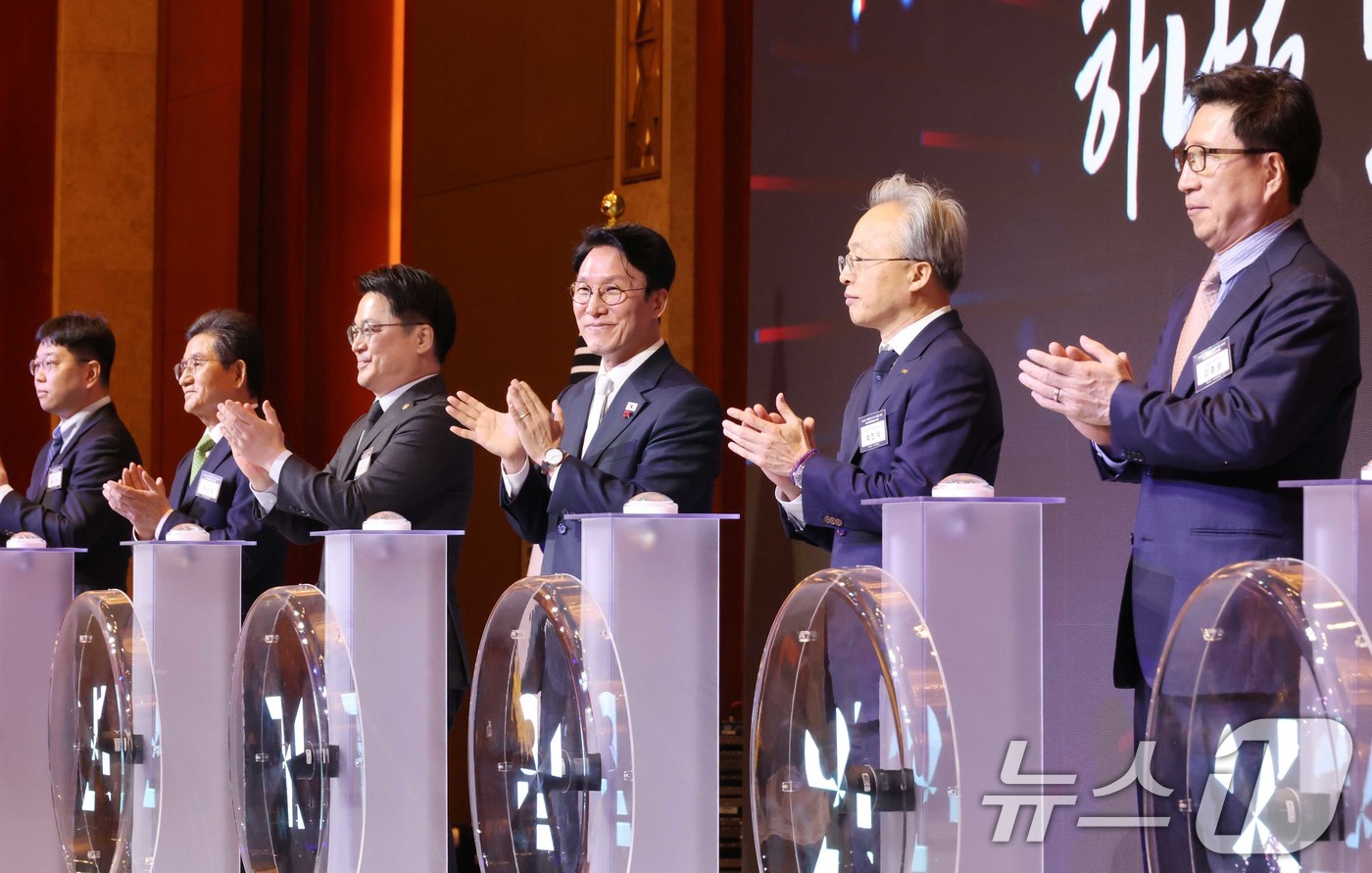 (서울=뉴스1) 청사사진기자단 = 김민석 국무총리와 최진식 한국중견기업연합회(중견련) 회장 등이 1일 오전 서울 중구 소공동 롯데호텔에서 열린 제11회 중견기업인의 날 기념식에서 …