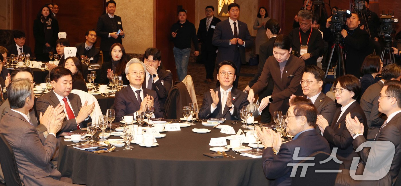 (서울=뉴스1) 청사사진기자단 = 김민석 국무총리와 최진식 한국중견기업연합회(중견련) 회장이 1일 오전 서울 중구 소공동 롯데호텔에서 열린 제11회 중견기업인의 날 기념식에 참석해 …