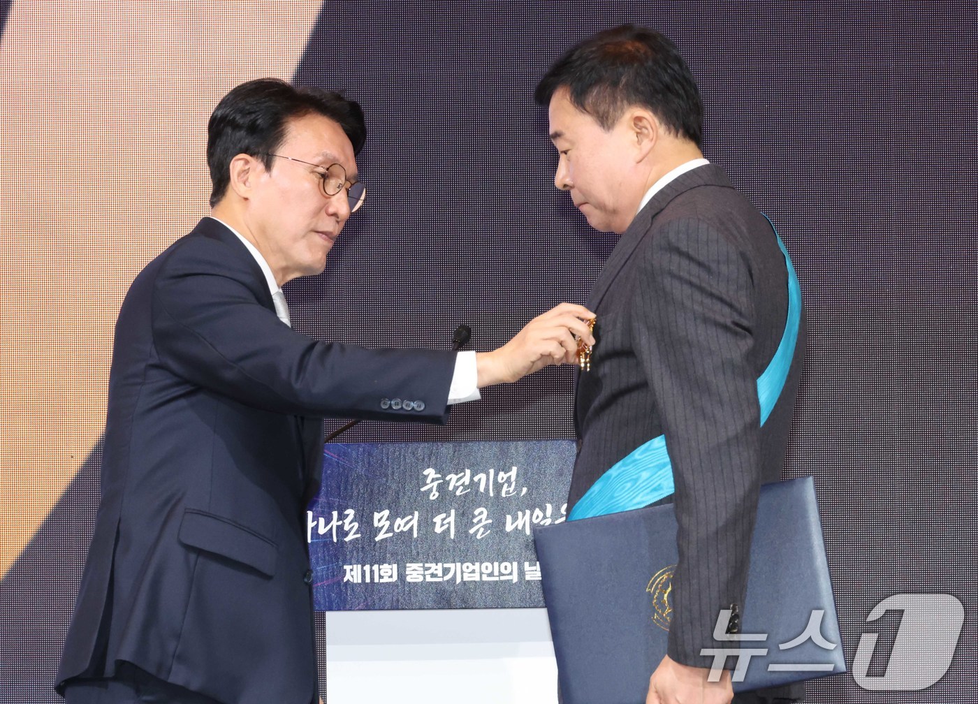 (서울=뉴스1) 청사사진기자단 = 김민석 국무총리가 1일 오전 서울 중구 소공동 롯데호텔에서 열린 제11회 중견기업인의 날 기념식에서 이동현 오상헬스케어 회장에게 금탑산업훈장을 수 …