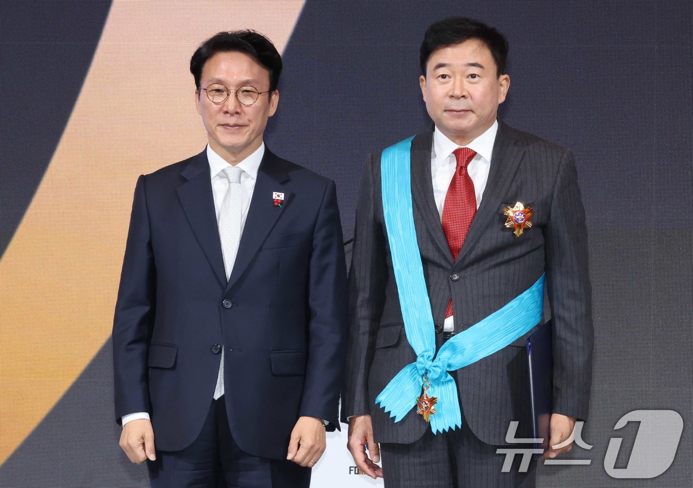 (서울=뉴스1) 청사사진기자단 = 김민석 국무총리가 1일 오전 서울 중구 소공동 롯데호텔에서 열린 제11회 중견기업인의 날 기념식에서 이동현 오상헬스케어 회장에게 금탑산업훈장을 수 …