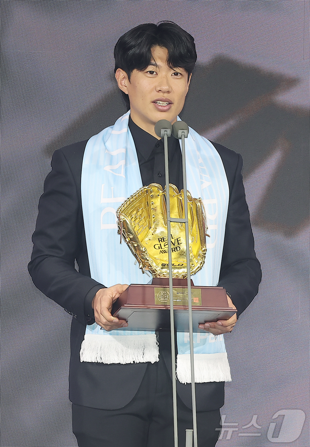 (서울=뉴스1) 김진환 기자 = 키움 히어로즈 송성문이 1일 서울 광진구 그랜드 워커힐 호텔에서 열린 한국프로야구선수협회 '2025 컴투스프로야구 리얼글러브 어워드'에서 올해의 선 …