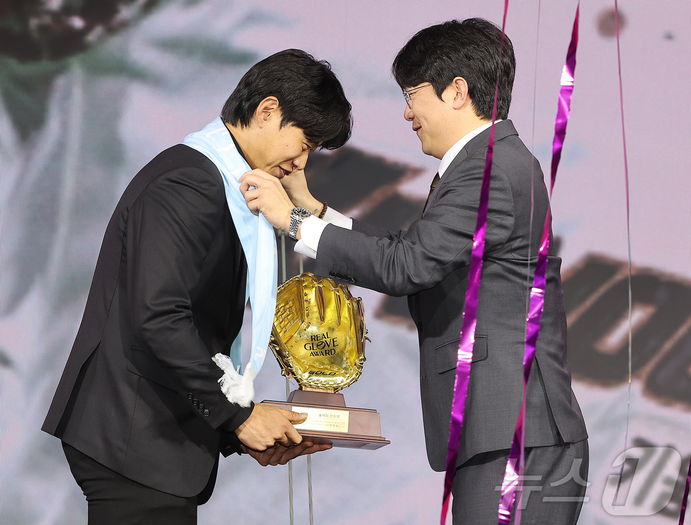 (서울=뉴스1) 김진환 기자 = 키움 히어로즈 송성문이 1일 서울 광진구 그랜드 워커힐 호텔에서 열린 한국프로야구선수협회 '2025 컴투스프로야구 리얼글러브 어워드'에서 올해의 선 …