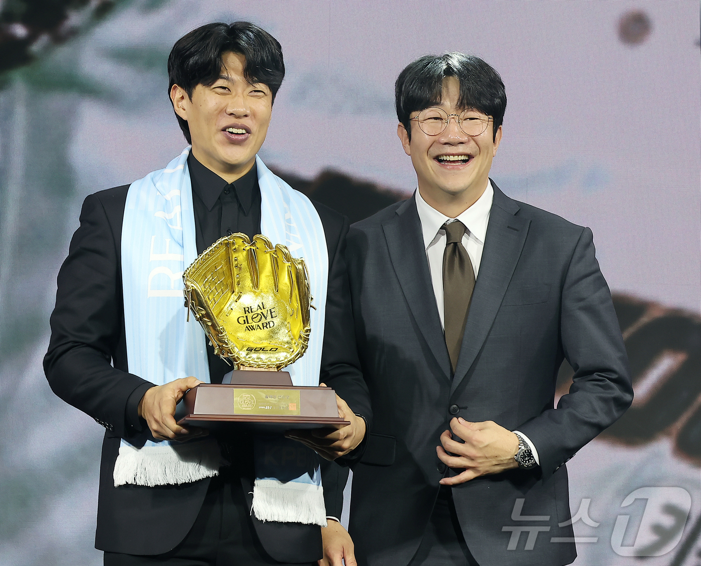 (서울=뉴스1) 김진환 기자 = 키움 히어로즈 송성문이 1일 서울 광진구 그랜드 워커힐 호텔에서 열린 한국프로야구선수협회 '2025 컴투스프로야구 리얼글러브 어워드'에서 올해의 선 …