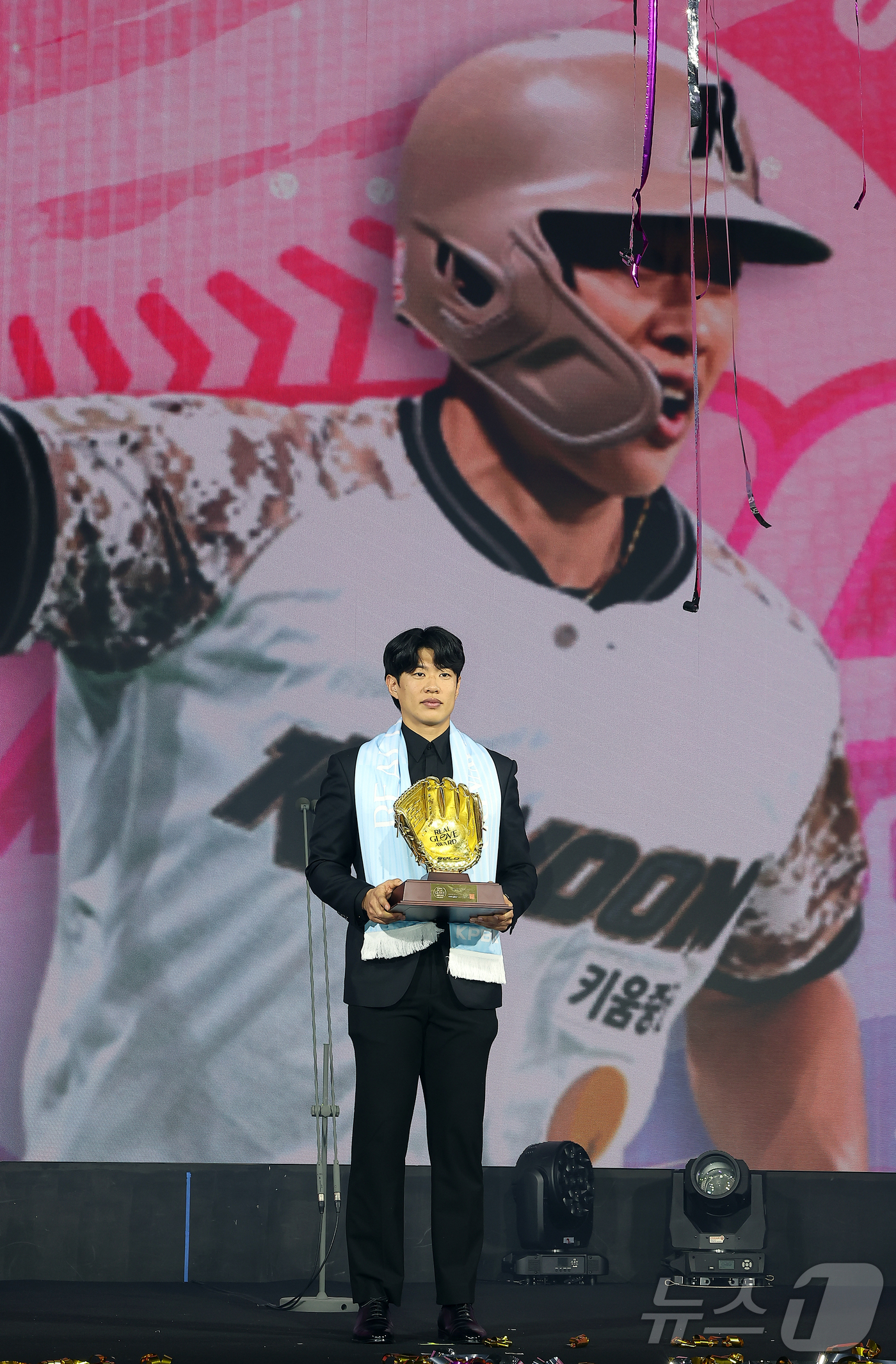 (서울=뉴스1) 김진환 기자 = 키움 히어로즈 송성문이 1일 서울 광진구 그랜드 워커힐 호텔에서 열린 한국프로야구선수협회 '2025 컴투스프로야구 리얼글러브 어워드'에서 올해의 선 …