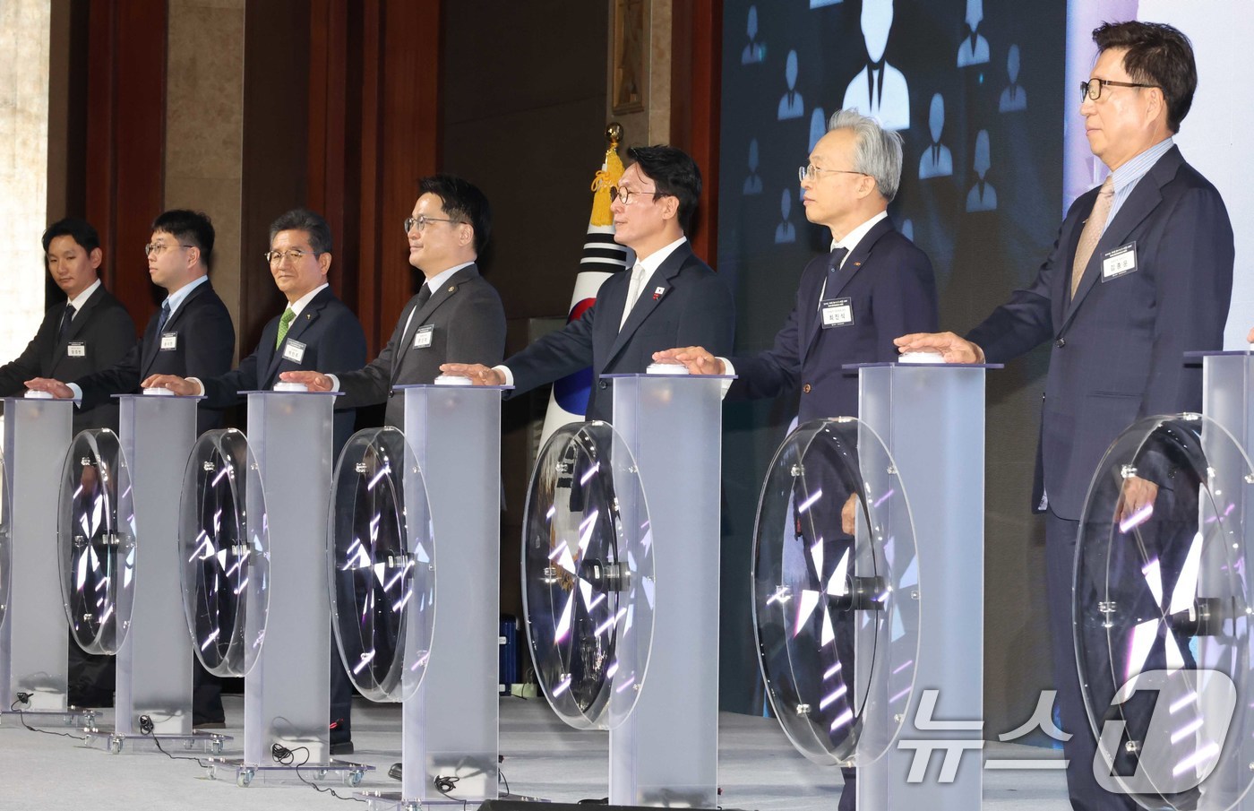 (서울=뉴스1) 청사사진기자단 = 김민석 국무총리와 최진식 한국중견기업연합회(중견련) 회장, 중견기업 대표 등이 1일 오전 서울 중구 소공동 롯데호텔에서 열린 제11회 중견기업인의 …