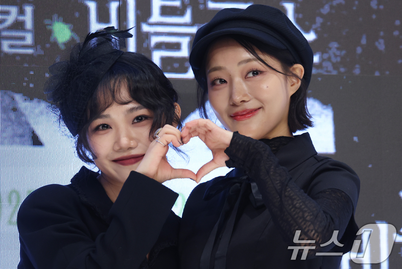 (서울=뉴스1) 김명섭 기자 = 1일 서울 강남구 엘리아나 호텔에서 열린 뮤지컬 비틀쥬스 기자간담회에서 리디아 역의 홍나현, 장민제가 포즈를 취하고 있다.  2025.12.1/뉴스 …