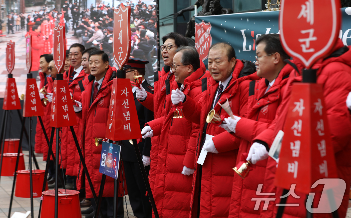 (부산=뉴스1) 윤일지 기자 = 1일 부산 부산진구 롯데백화점 부산본점 정문 앞 광장에서 열린 구세군 자선냄비 시종식에서 박형준 부산시장을 비롯한 참석자들이 모금 시작을 알리는 시 …
