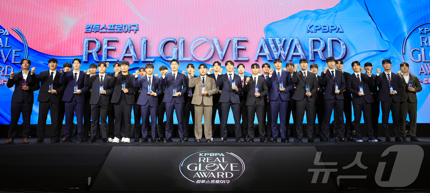 (서울=뉴스1) 김진환 기자 = 1일 서울 광진구 그랜드 워커힐 호텔에서 열린 한국프로야구선수협회 '2025 컴투스프로야구 리얼글러브 어워드'에서 10개 구단 퓨처스리그 수상자들이 …