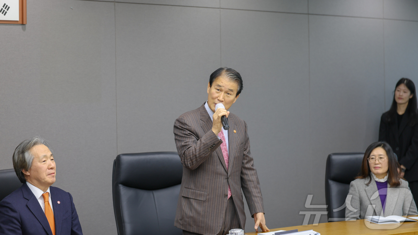 (서울=뉴스1) = 권오을 국가보훈부 장관이 1일 오전 강원도 원주시 국민건강보험공단 본부에서 열린 국가보훈부-국민건강보험공단 협약식에 참석해 인사말을 하고 있다. (국가보훈부 제 …