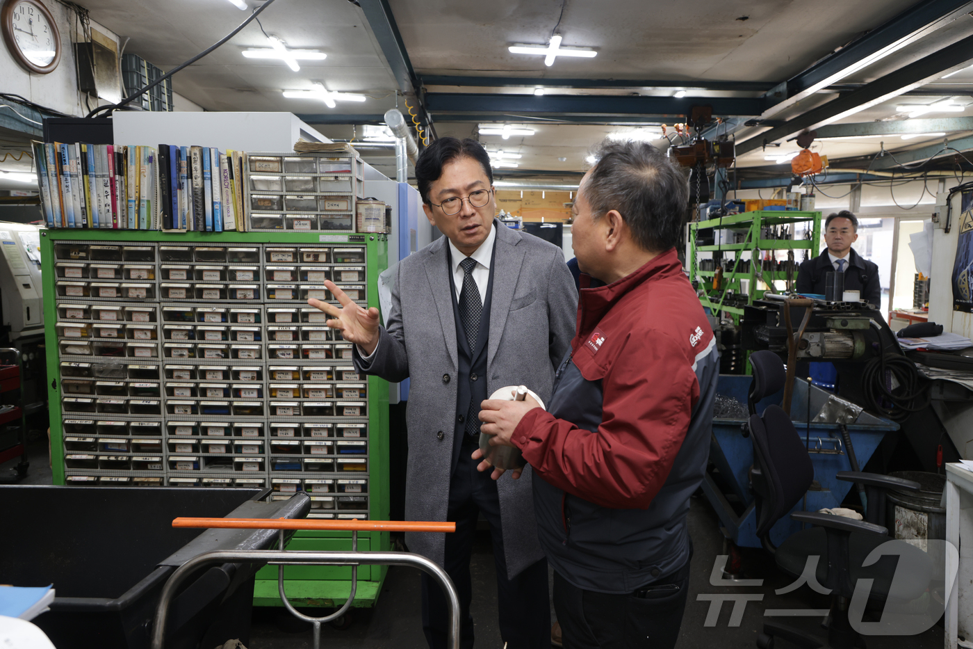 (서울=뉴스1) = 이병권 중소벤처기업부 제2차관이 1일 서울 영등포구 삼호정밀을 방문해 현장을 둘러보며 소공인과 애로사항을 논의하고 있다. (중소벤처기업부 제공. 재판매 및 DB …