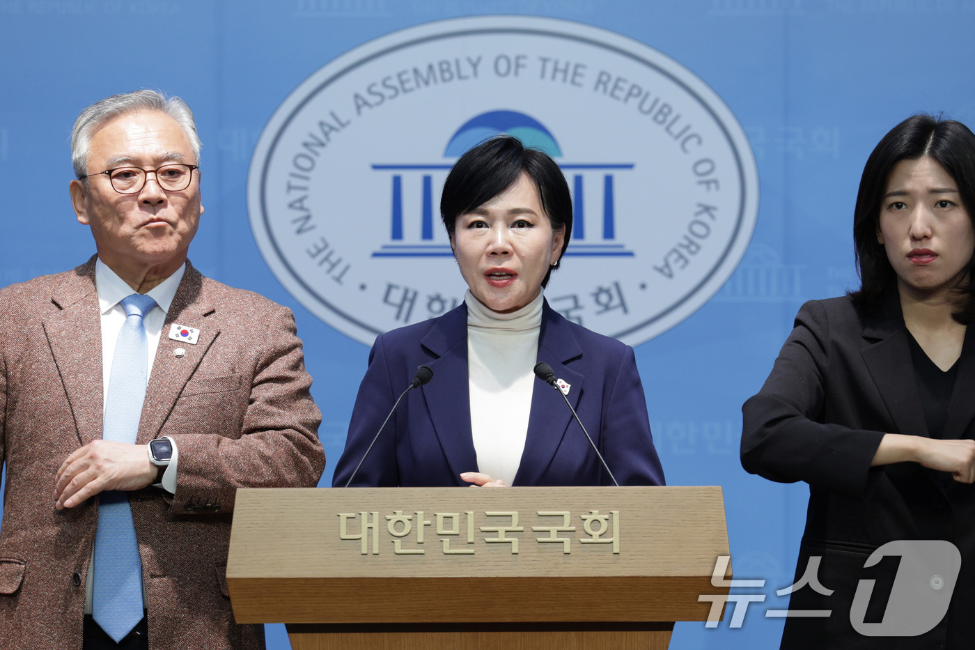 (서울=뉴스1) 신웅수 기자 = 전현희 더불어민주당 3대특검 대응 특별위원회 위원장이 1일 서울 여의도 국회 소통관에서 가진 기자회견에서 윤석열 전 대통령의 공직선거법 위반 사건 …