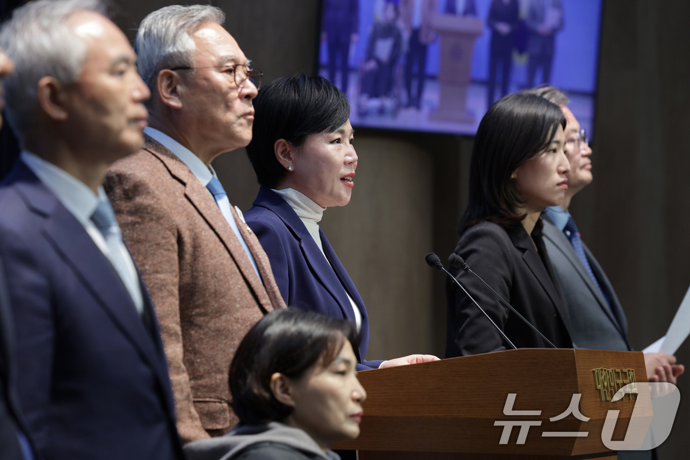 (서울=뉴스1) 신웅수 기자 = 전현희 더불어민주당 3대특검 대응 특별위원회 위원장이 1일 서울 여의도 국회 소통관에서 가진 기자회견에서 윤석열 전 대통령의 공직선거법 위반 사건 …