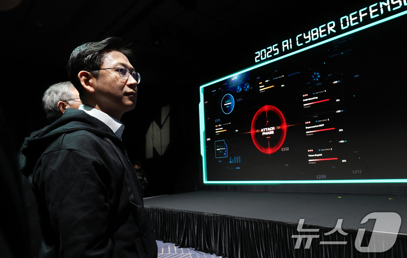 (서울=뉴스1) 오대일 기자 = 배경훈 부총리 겸 과학기술정보통신부 장관이 1일 오후 서울 강남구 코엑스 그랜드볼룸에서 열린 제1회 AI 해킹방어대회(ACDC)를 참관하며 관계자의 …