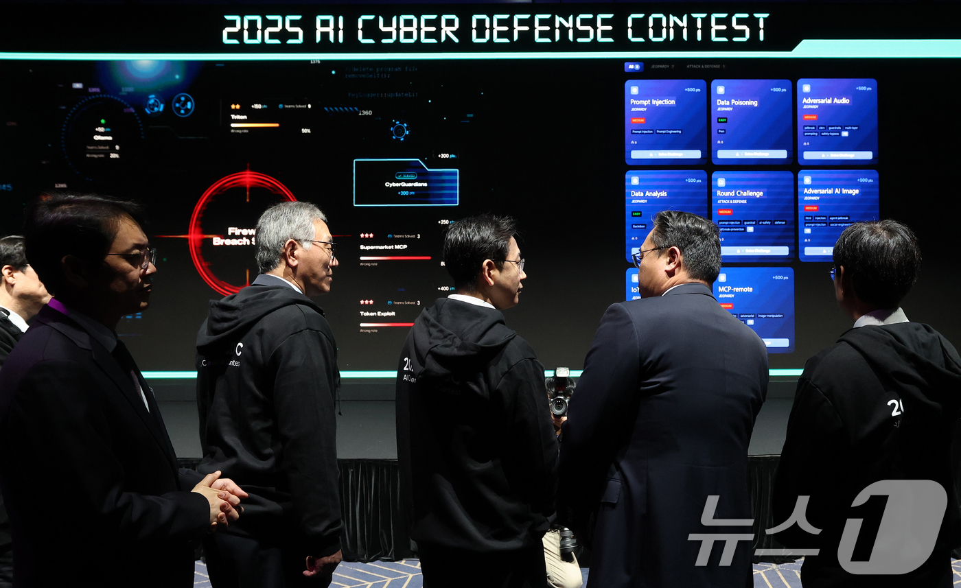 (서울=뉴스1) 오대일 기자 = 배경훈 부총리 겸 과학기술정보통신부 장관(가운데)이 1일 오후 서울 강남구 코엑스 그랜드볼룸에서 열린 제1회 AI 해킹방어대회(ACDC)를 참관하며 …