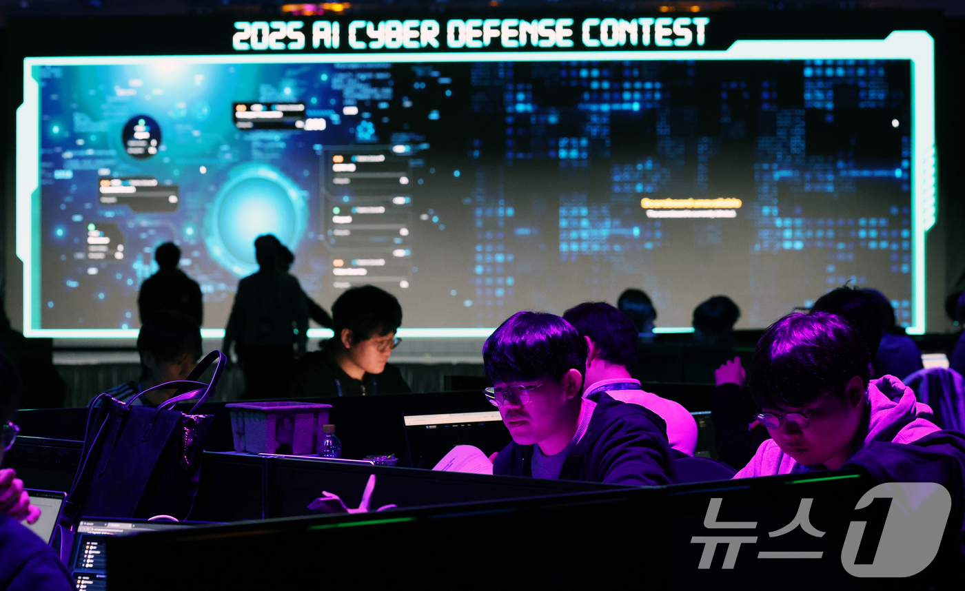(서울=뉴스1) 오대일 기자 = 1일 오후 서울 강남구 코엑스 그랜드볼룸에서 제1회 인공지능 해킹방어대회(ACDC·AI Cyber Defense Contest) 본선 경기가 열리고 …