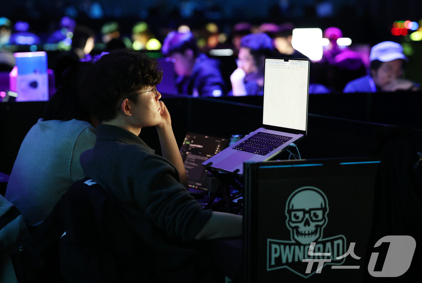 (서울=뉴스1) 오대일 기자 = 1일 오후 서울 강남구 코엑스 그랜드볼룸에서 제1회 인공지능 해킹방어대회(ACDC·AI Cyber Defense Contest) 본선 경기가 열리고 …