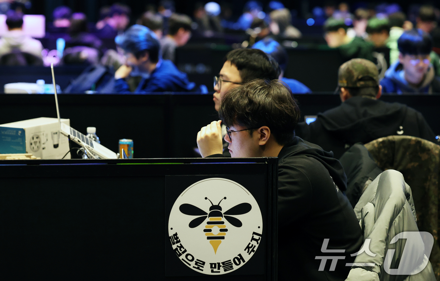 (서울=뉴스1) 오대일 기자 = 1일 오후 서울 강남구 코엑스 그랜드볼룸에서 제1회 인공지능 해킹방어대회(ACDC·AI Cyber Defense Contest) 본선 경기가 열리고 …