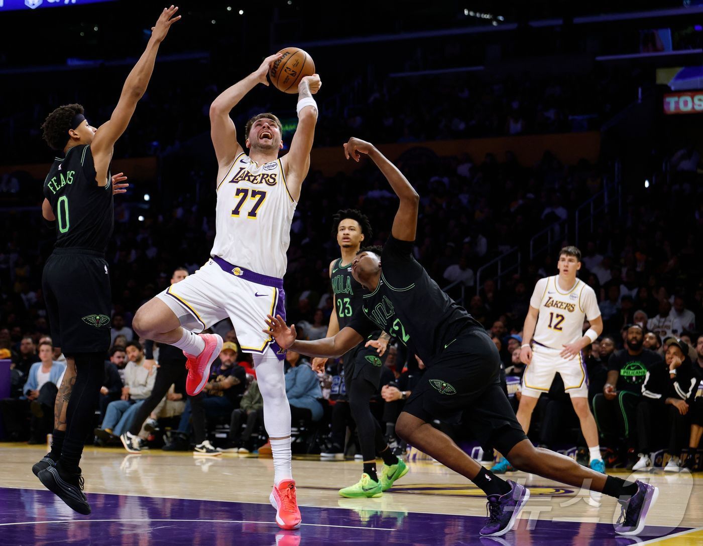 본문 이미지 - LA 레이커스의 루카 돈치치&#40;77번&#41;는 1일&#40;한국시간&#41; 열린 2025-26 NBA 정규리그 뉴올리언스 펠리컨스와 홈 경기에서 34점을 넣으며 팀 승리를 이끌었다. ⓒ AFP=뉴스1